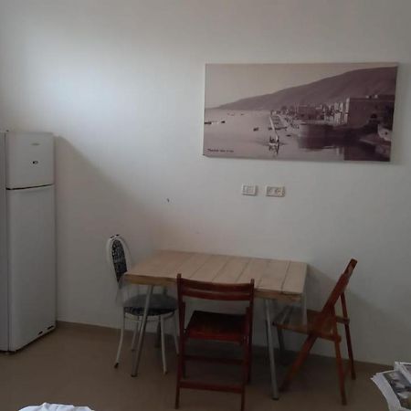 פינה שקטה דקה הליכה לכנרת והטיילת Tiberíades Exterior foto
