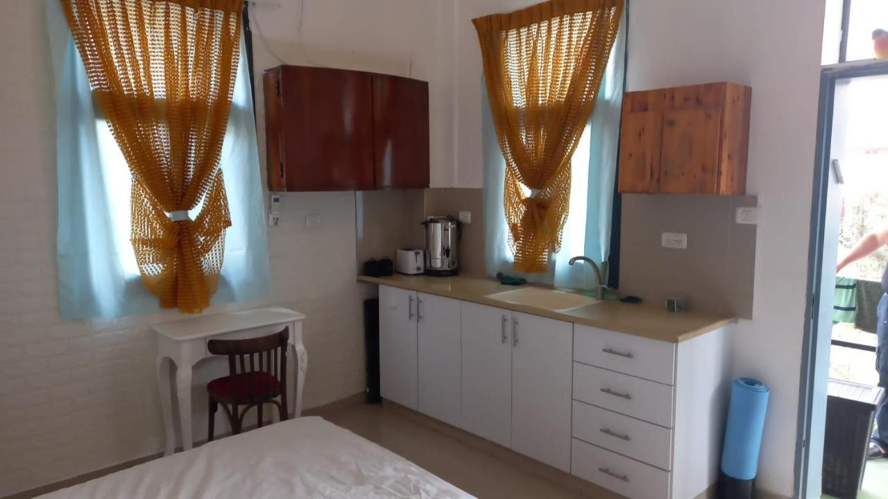 פינה שקטה דקה הליכה לכנרת והטיילת Tiberíades Exterior foto